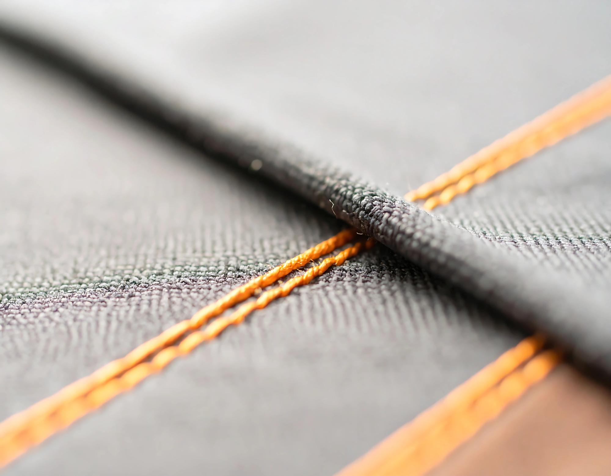 Detailaufnahme eines gestickten Stoffes im Atelier